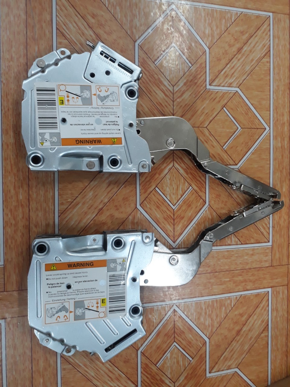 Tay nâng cánh tủ