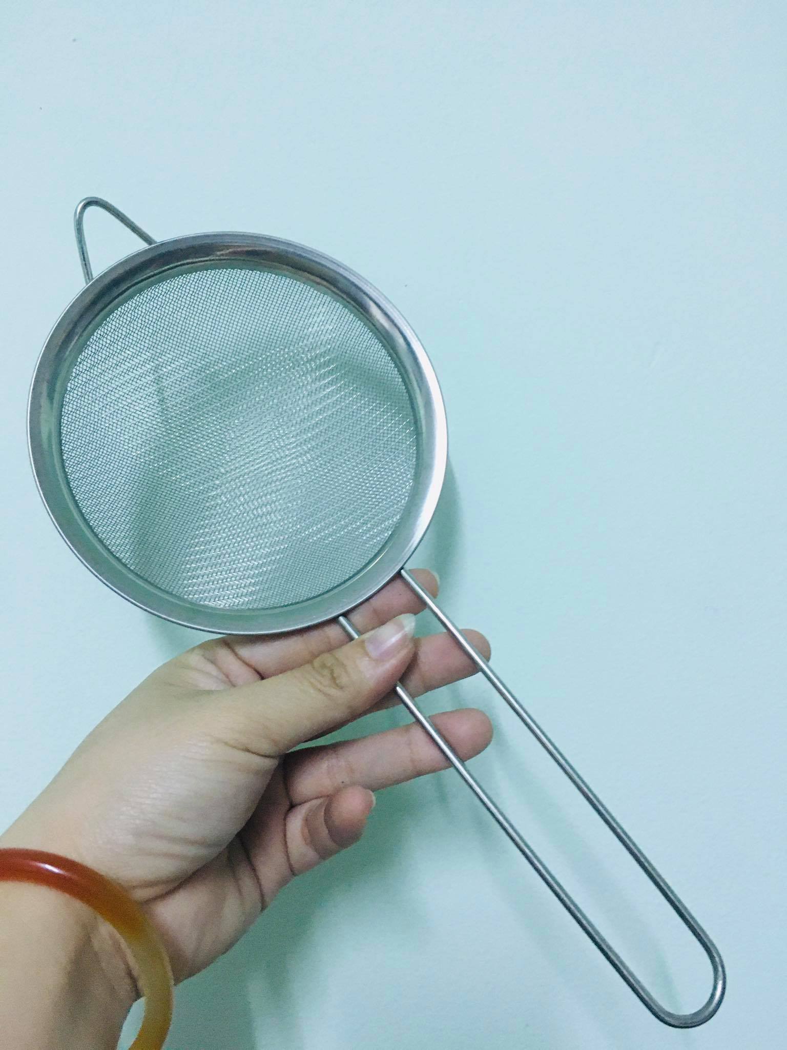 Lọc trà vợt dầu, thiết kế hiện đại, chắc chắn, bền đẹp theo thời gian, có tích hợp tay cầm tiện dụng giúp bạn dễ dàng thao tác, móc treo chắc chắn