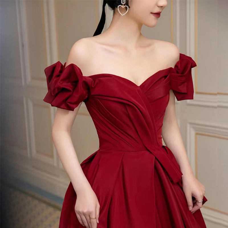 Bộ váy váy dạ hội tay phồng trễ vai màu đỏ