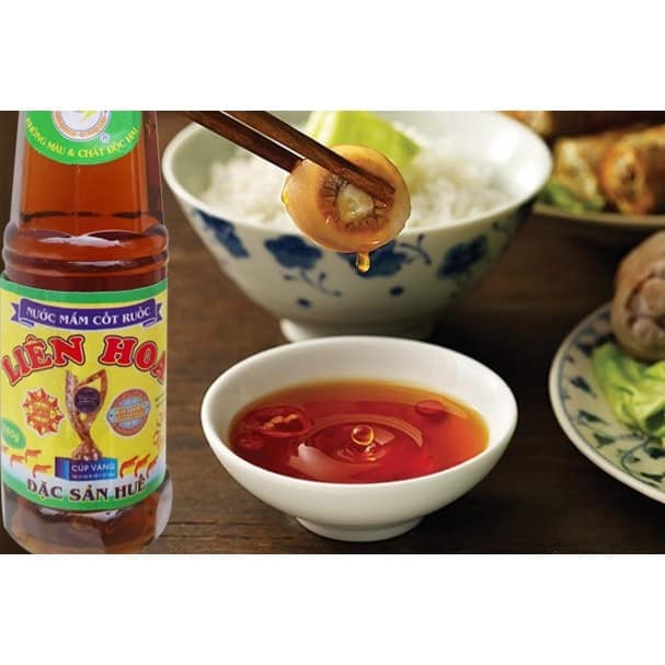 Nước mắn truyền thống Liên Hoa nước mắm cốt nguyên chất được làm từ con ruốc tươi thùng 10 chai x 280g/ chai
