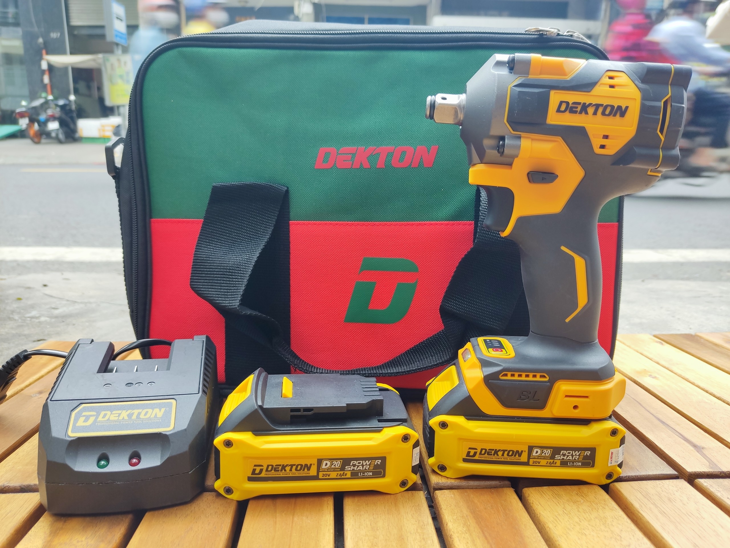 D20 thân máy siết bulong 380nm 1/2 dekton chân pin dewalt