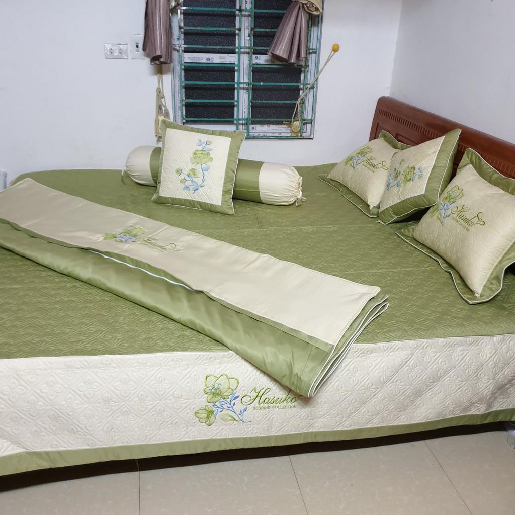 Set chăn ga drap phủ giường chần thêu satin 7 món Hasuko hàng cao cấp màu xanh lá