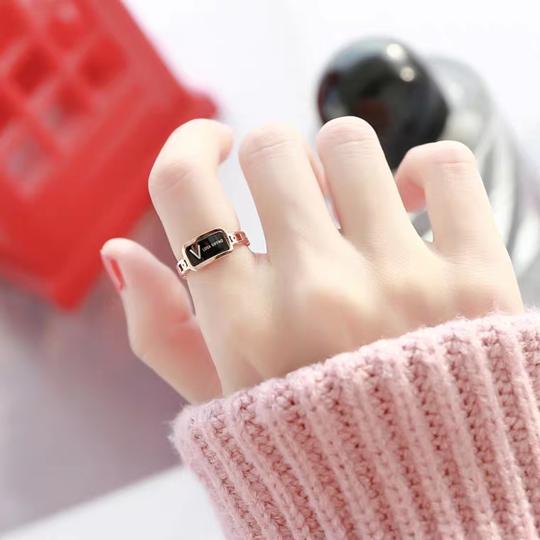 Nhẫn nữ đẹp nhẫn titan không han gỉ - mặt đen khắc chữ, thiết kế tinh xảo, sang trọng và thời thượng, phù hợp với mọi loại trang phục