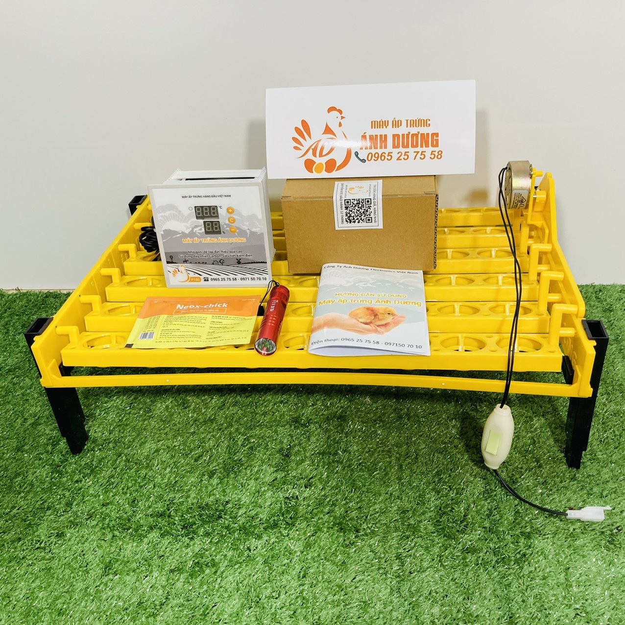 Combo 3 Món: Máy ấp trứng gà Ánh Dương P100 + Khay Đảo Trứng nhựa + Đèn Pin soi trứng ( Tặng gói úm cao cấp )