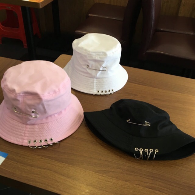 Nón Bucket Phối Khoen Và Gim Băng
