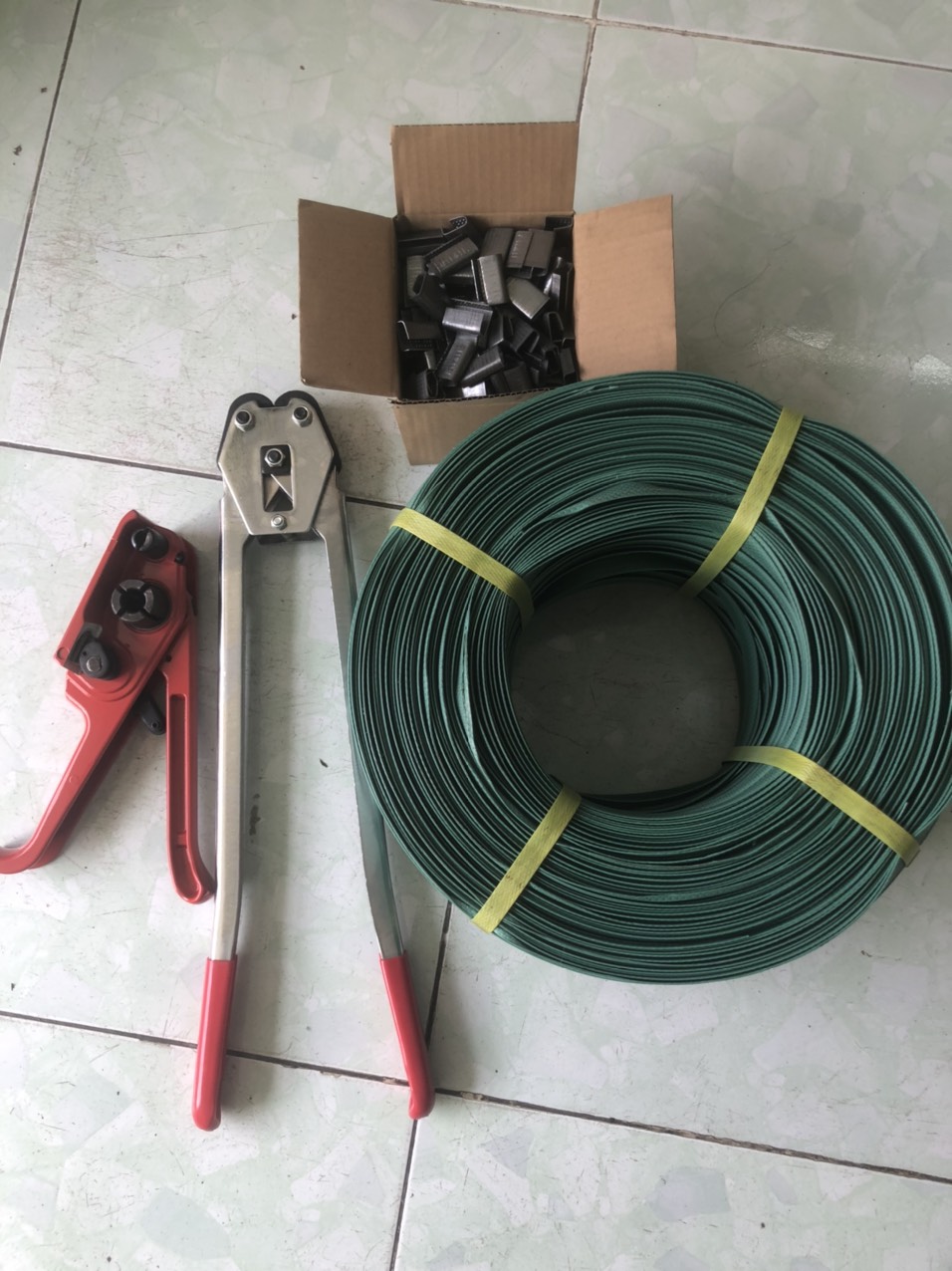 Combo bộ siết dây đai nhựa 4 món gồm : kẹp bọ +tăng đai +1 kg bọ gai + 10 kg dây đai 15x1mm
