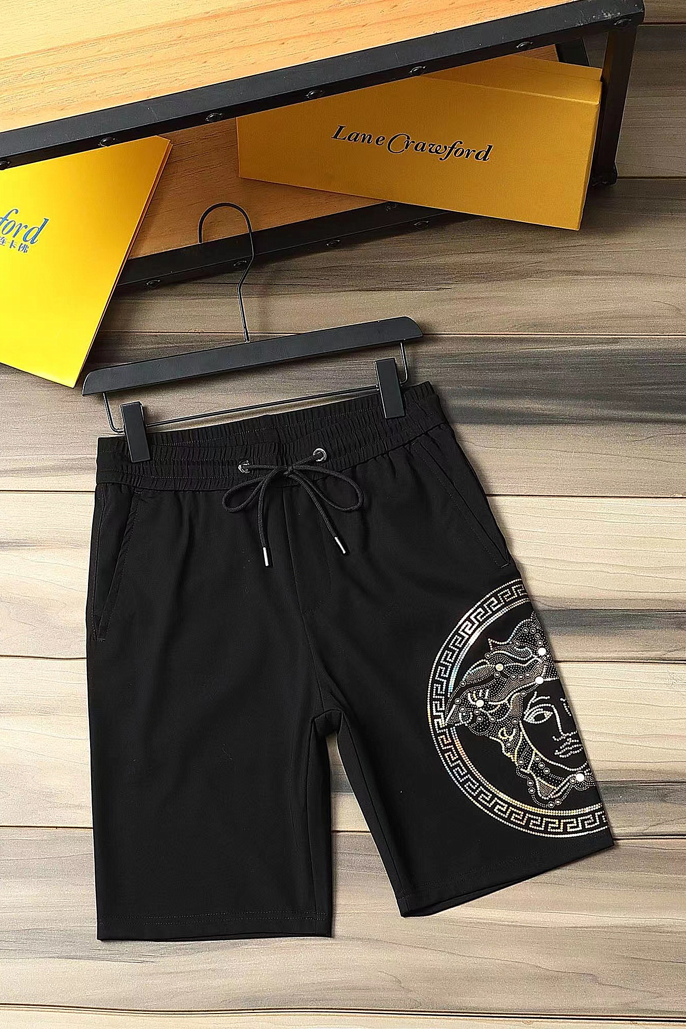 Quần short đùi nam cao cấp TC với thiết kế logo đính đá bền đẹp, dộc đáo, lưng chun dây rút co dãn chất cotton thoáng mát, phong cách trẻ trung, năng động, thể thao-2282