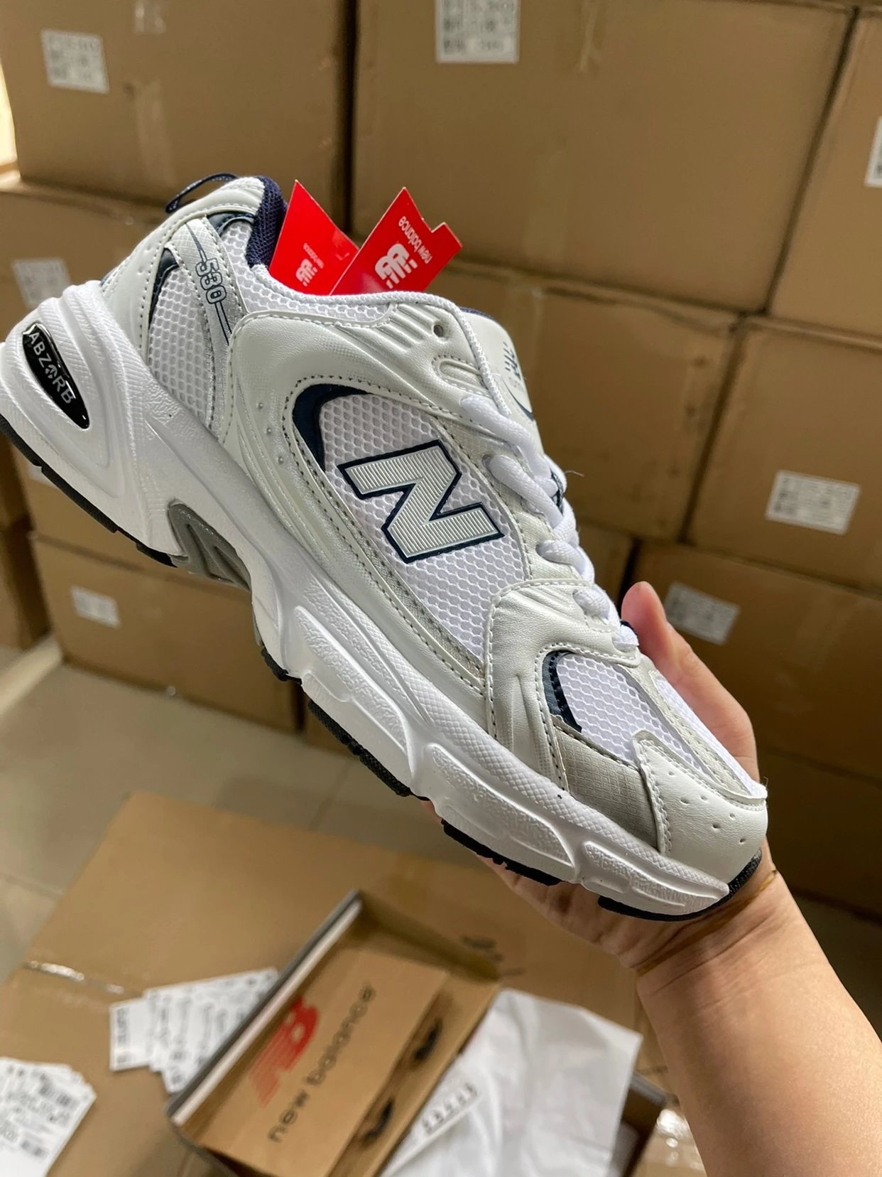 Hot Sale  NB* 530 Cổ Điển Gọn Nhẹ Thoáng Khí Giày Chạy Thời Trang Dễ Phối Thoải Mái Giày Thể Thao Màu Trắng