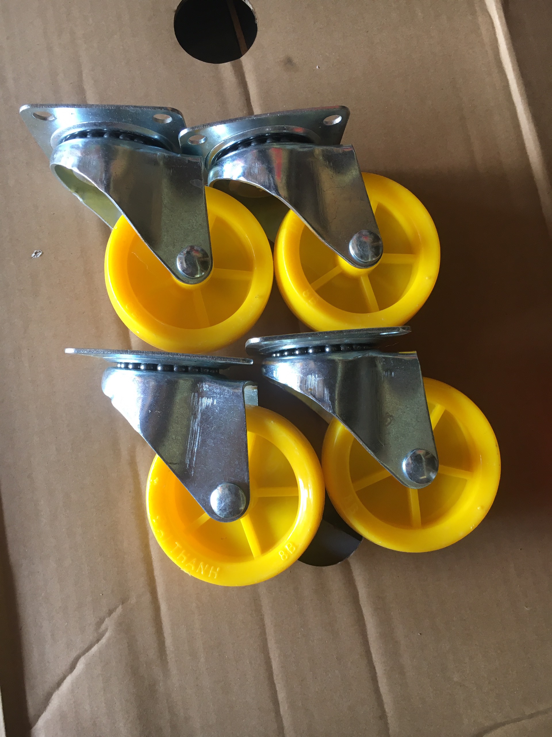 Bộ 4 bánh xe PU vàng 8  phân xoay 360 độ