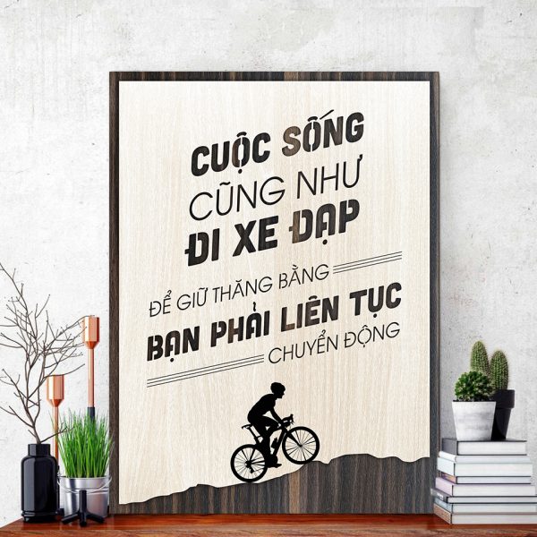 Tranh gỗ truyền cảm hứng "Cuộc sống cũng như đạp xe. Để giữ thăng bằng bạn phải liên tục chuyển động"