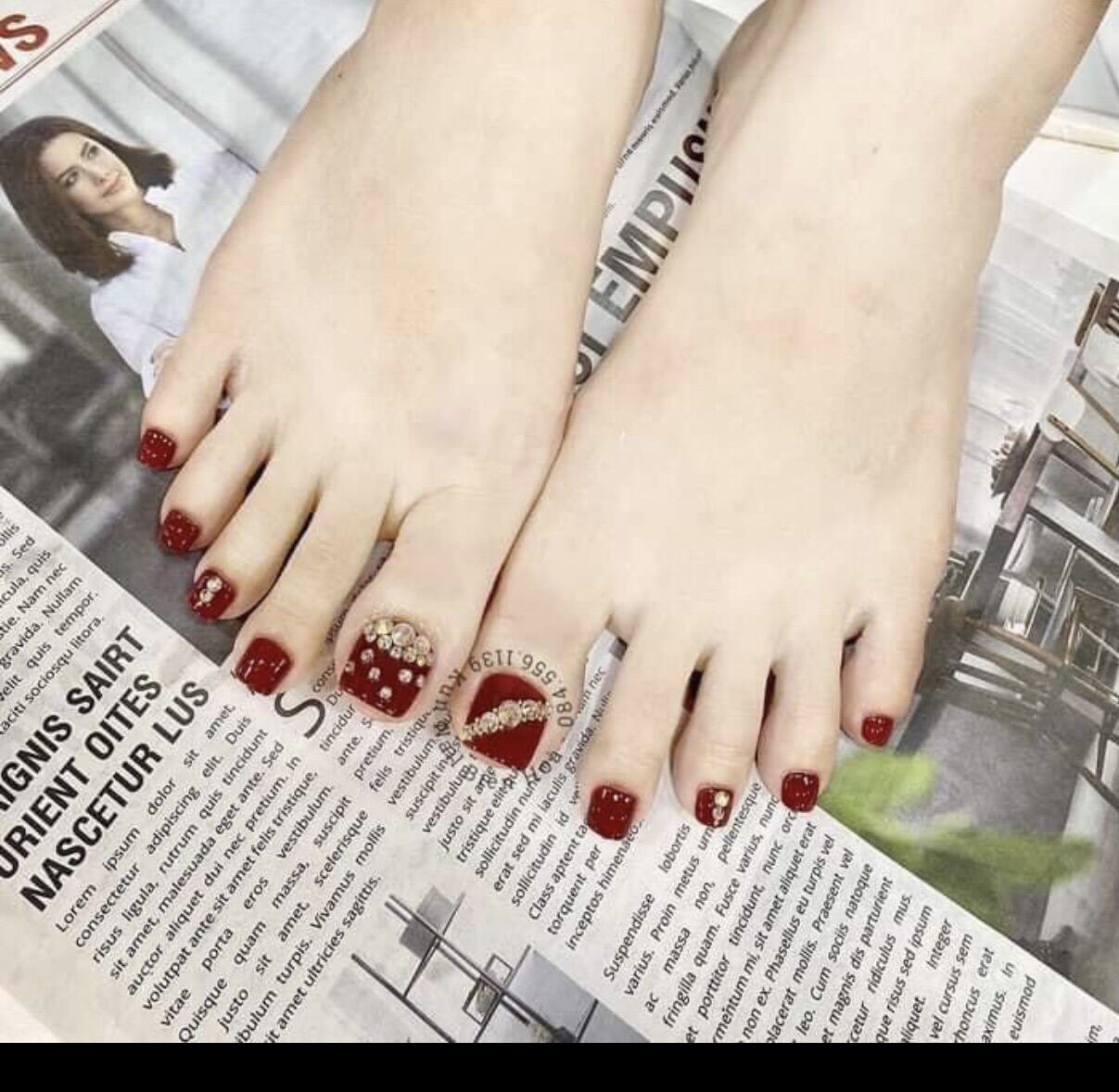 10 Các kiểu sơn móng chân màu đỏ rượu đẹp nổi bật