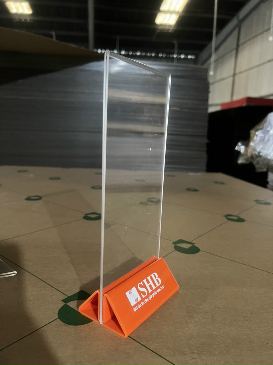 Standee Menu Mica A5 , đế tam giác , đa dạng màu sắc