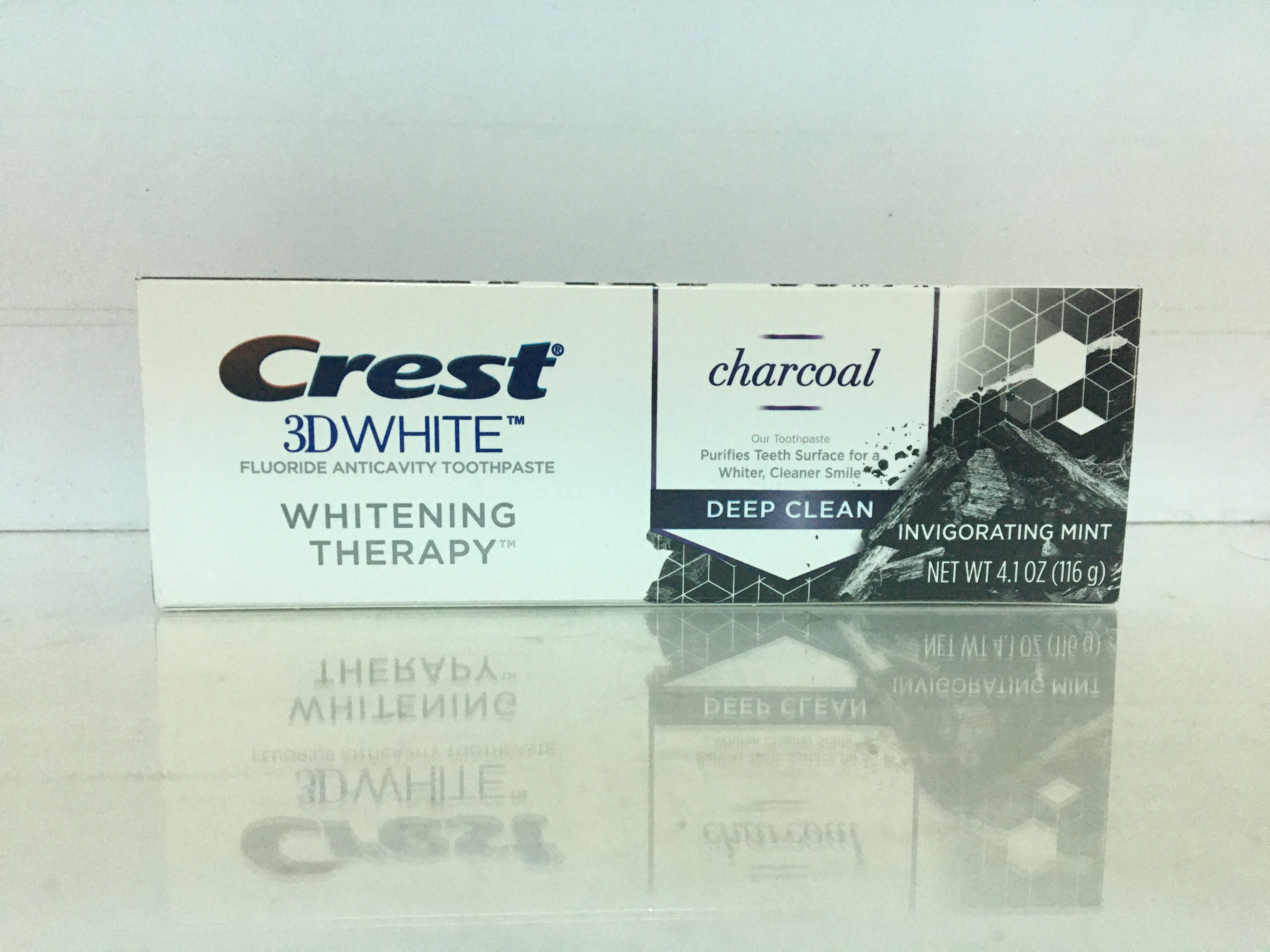Kem Đánh Răng Than Hoạt Tính Crest 3D White Charcoal Toothpaste 116g Của Mỹ