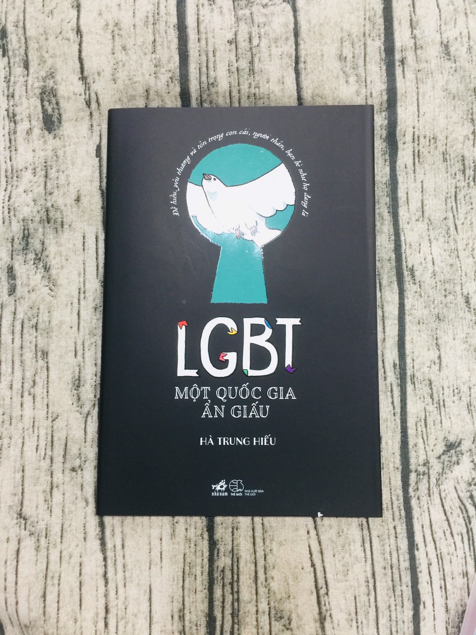 LGBT: Dành cho các bạn yêu thích đồ họa và tình yêu đẹp, hãy cùng xem qua những bức ảnh đầy ý nghĩa về cộng đồng LGBT và những câu chuyện tình yêu đầy đắm say.