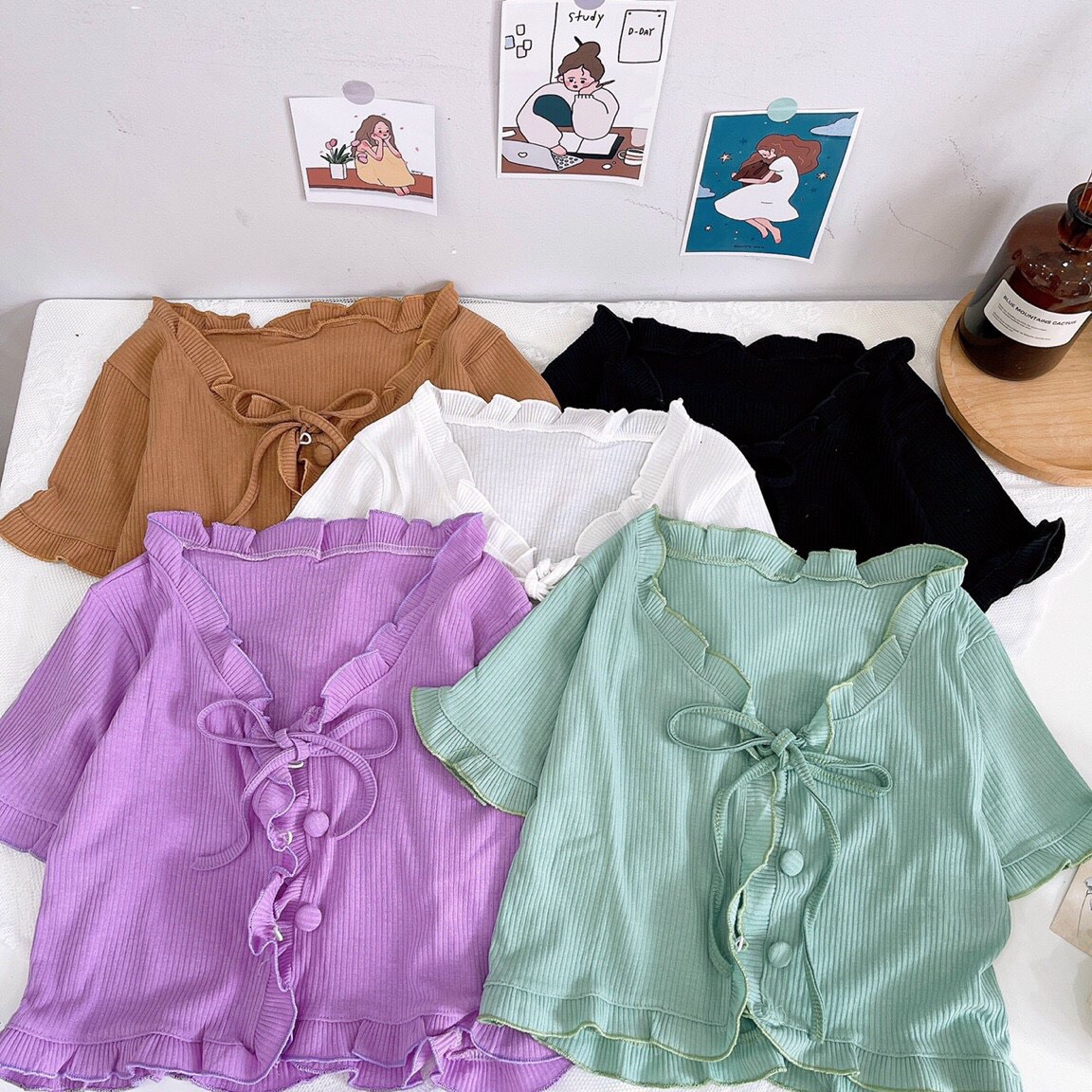 Áo croptop gân cuốn biên nút bọc