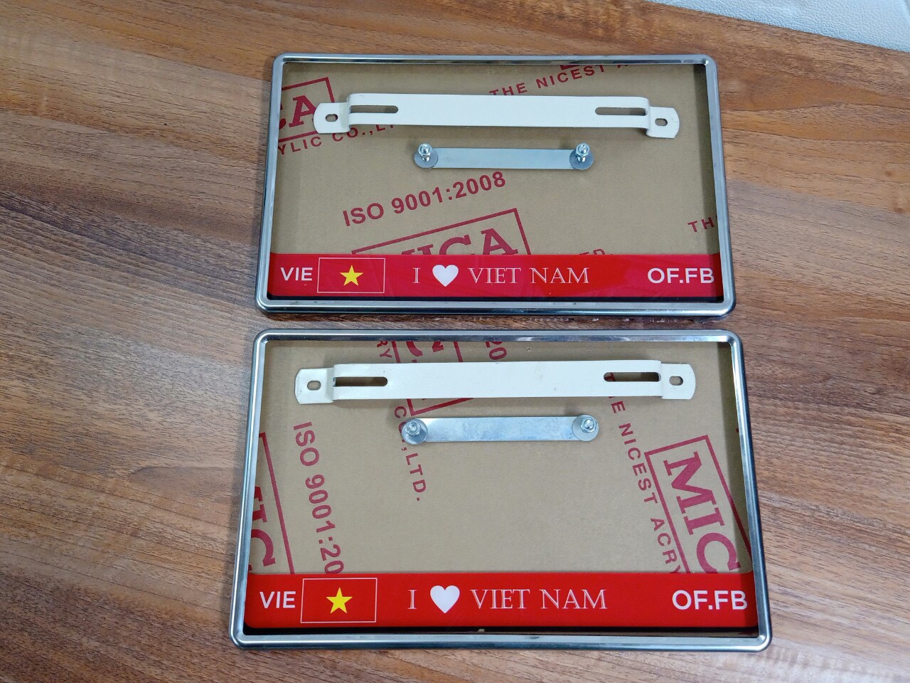 Khung biển số ô tô có logo theo xe kèm viền bao inox, mẫu biển mới nhất hiện nay