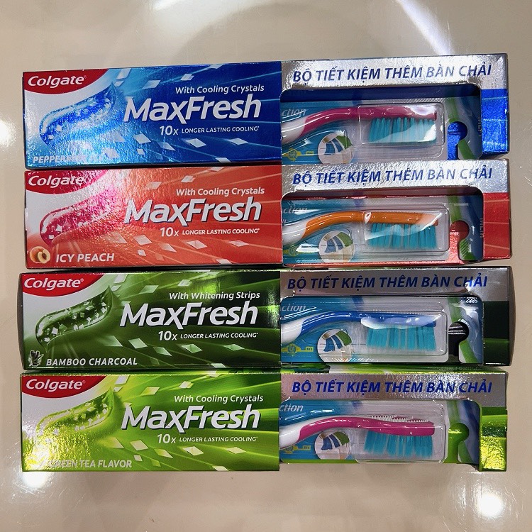 Bộ bàn chải đánh răng và kem đánh răng Colgate MaxFresh 225g