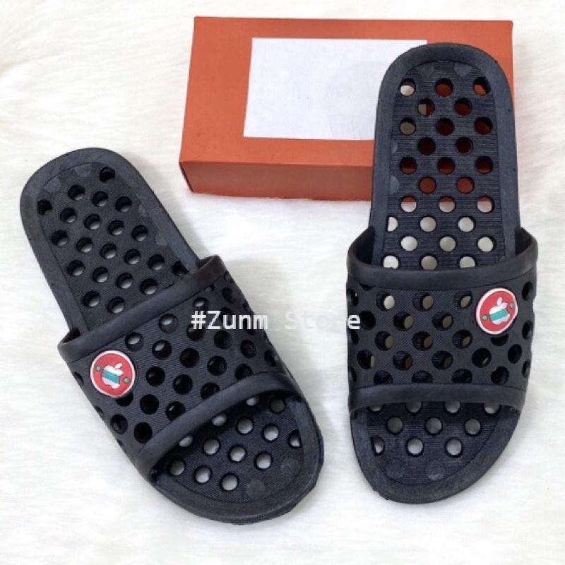 (TĂNG 1 SIZE) Dép nhựa lỗ táo tròn nam nữ đi trong nhà tắm (Form nhỏ tăng 1 size) ZUMN STORE D028 (Đen, Xanh)