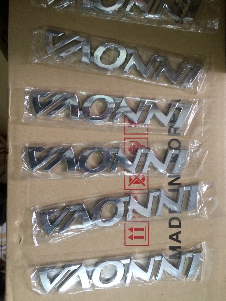 Độ chữ nổi dán capo Innova - Độ chữ nổi Innova