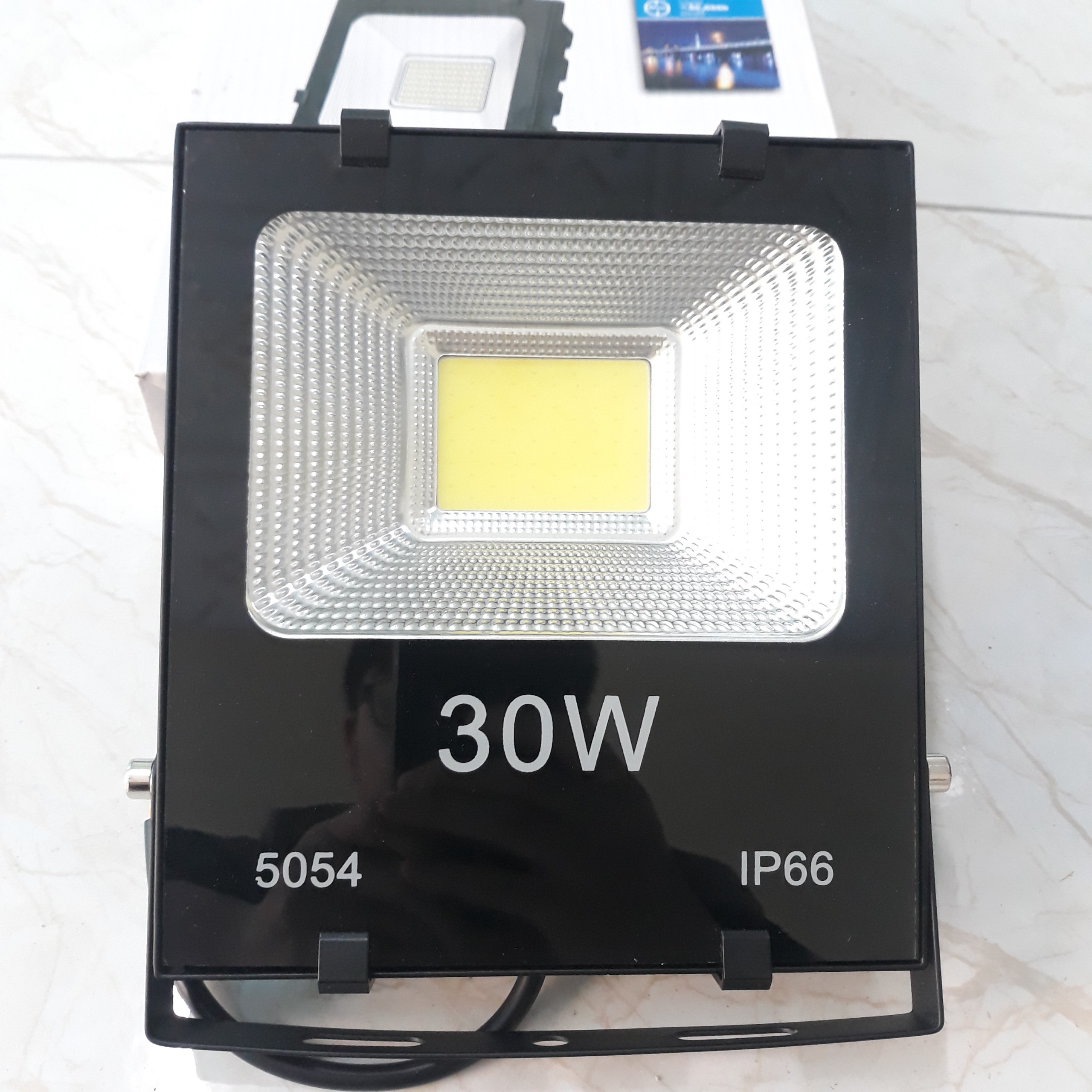 Đèn led , đèn pha esnco 30w cao cấp chuyên dùng cho chiếu biển quảng cáo, trang trí sân vườn.
