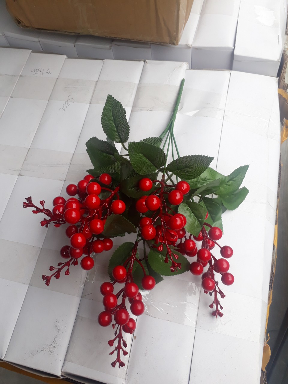 Cụm điểm quả cherry đỏ,cành cherry trang trí