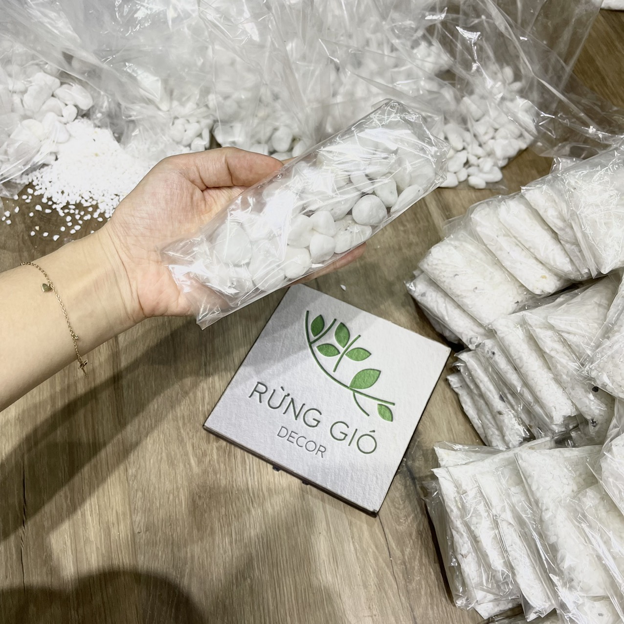 Đá sỏi trắng trang trí trong lọ hoa - phụ kiện decor, giá bán cho 1 túi