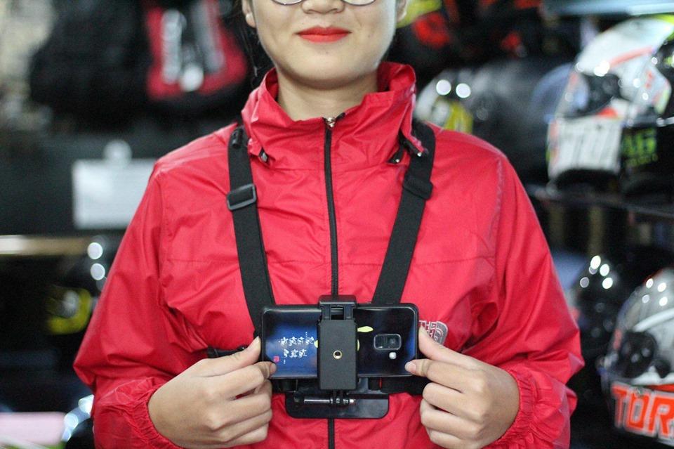 Dây đeo điện thoại và cam trước ngực như 1 cam hành trình