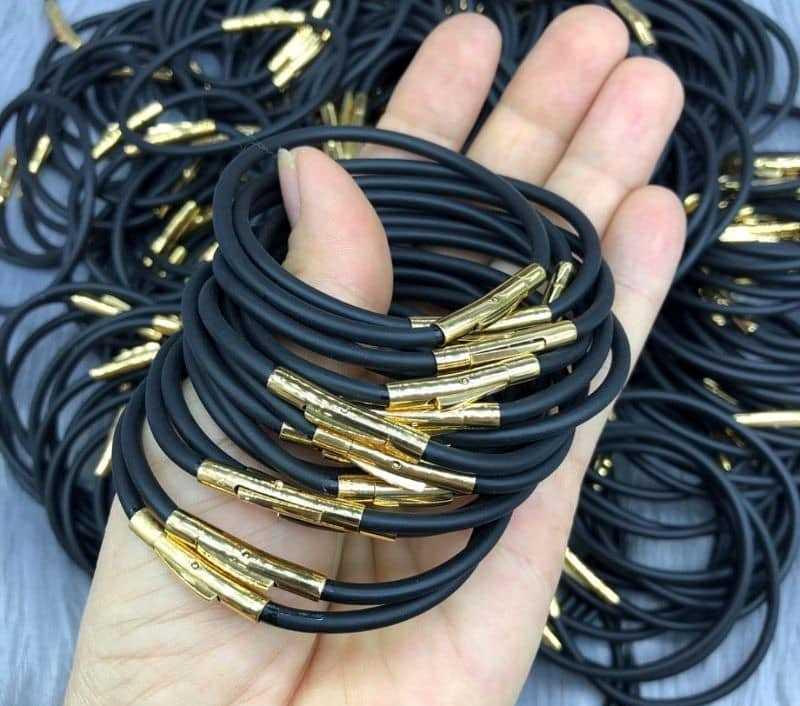 Vòng tay dây su khóa vàng không đen rỉ