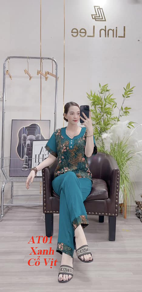 Đồ Bộ Trung Niên Cho Mẹ - Chất Lụa Mát - Co Giãn Nhẹ - Họa Tiết In Hoa - Đủ size 42-87kg - 7 Màu: Xanh Cổ Vit, Đen, Tím, Đỏ, Cafe Sữa, Nâu, Xanh Lá Mạ