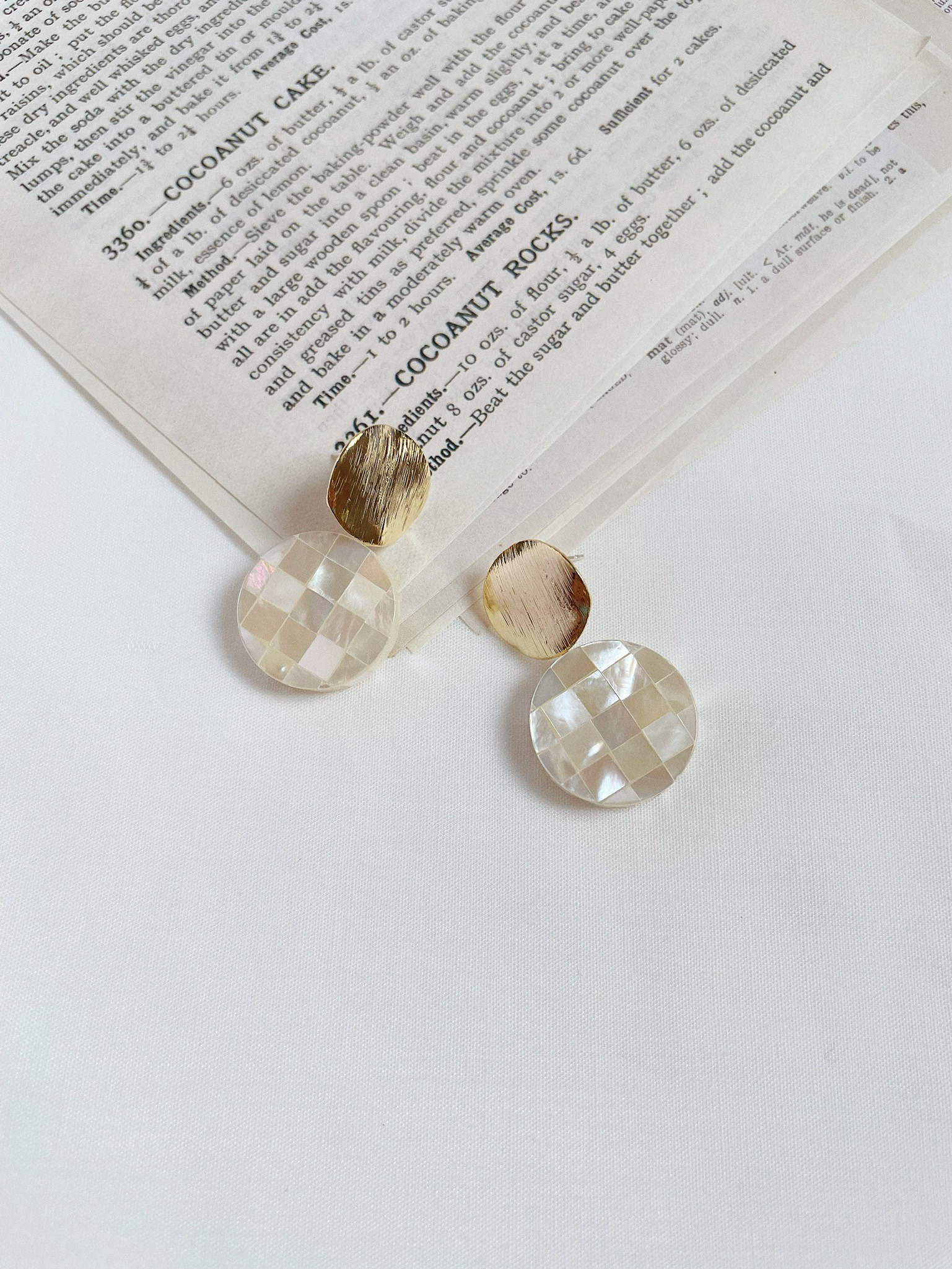 |daisy accessory| khuyên tai vintage khảm xà cừ