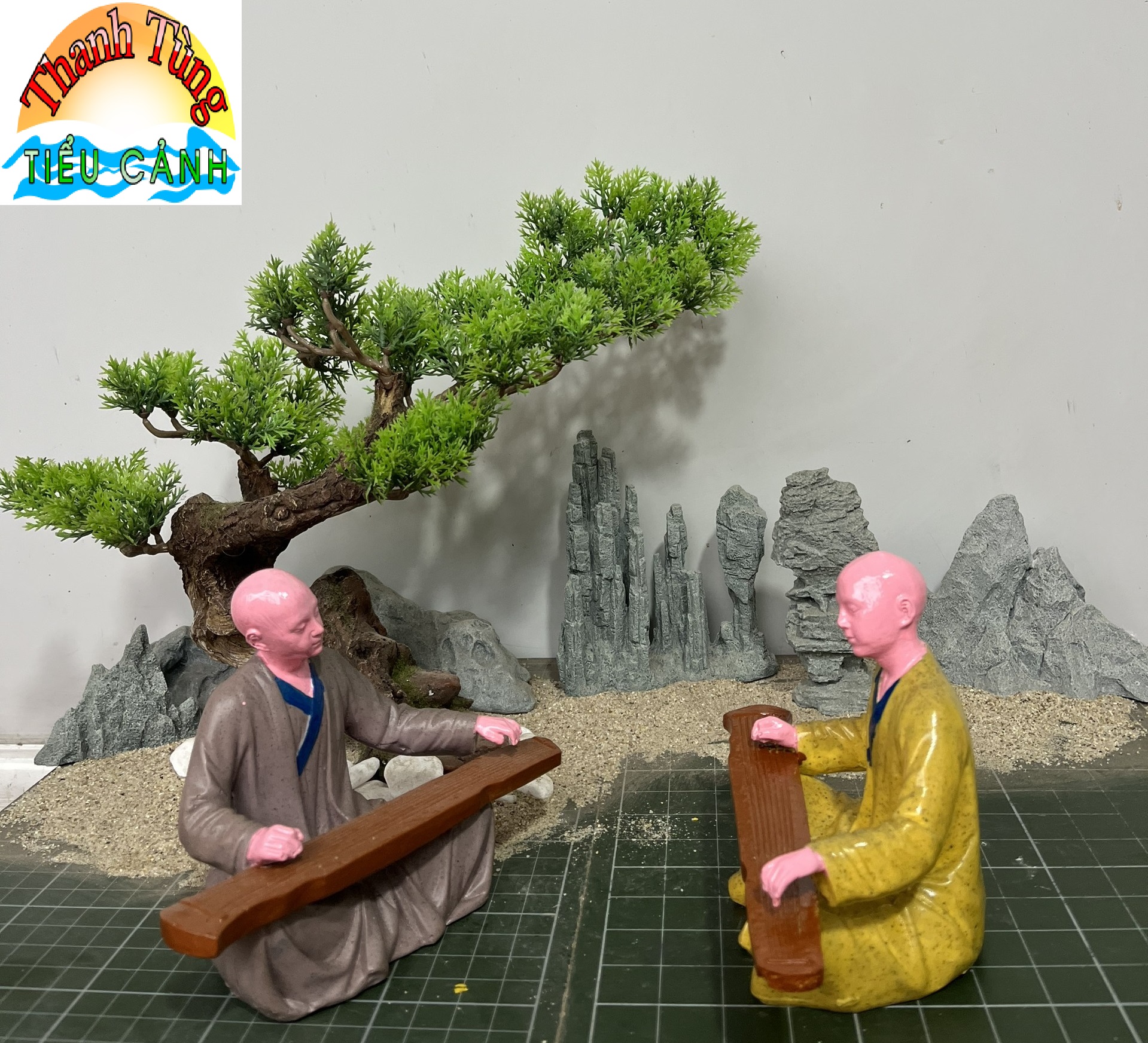 Tượng tu sĩ đánh đàn, tăng nhân đánh đàn, nhà sư đánh đàn, trang trí bàn trà, tiểu cảnh, non bộ bể cá, bon sai, ghép lũa..