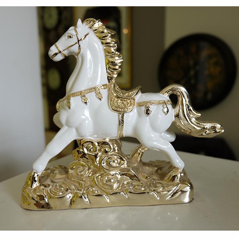 Tượng ngựa trắng đang phi