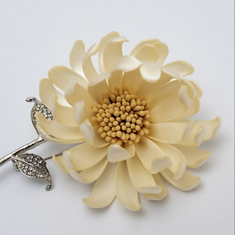 Hoa cài áo bông hoa cúc kem