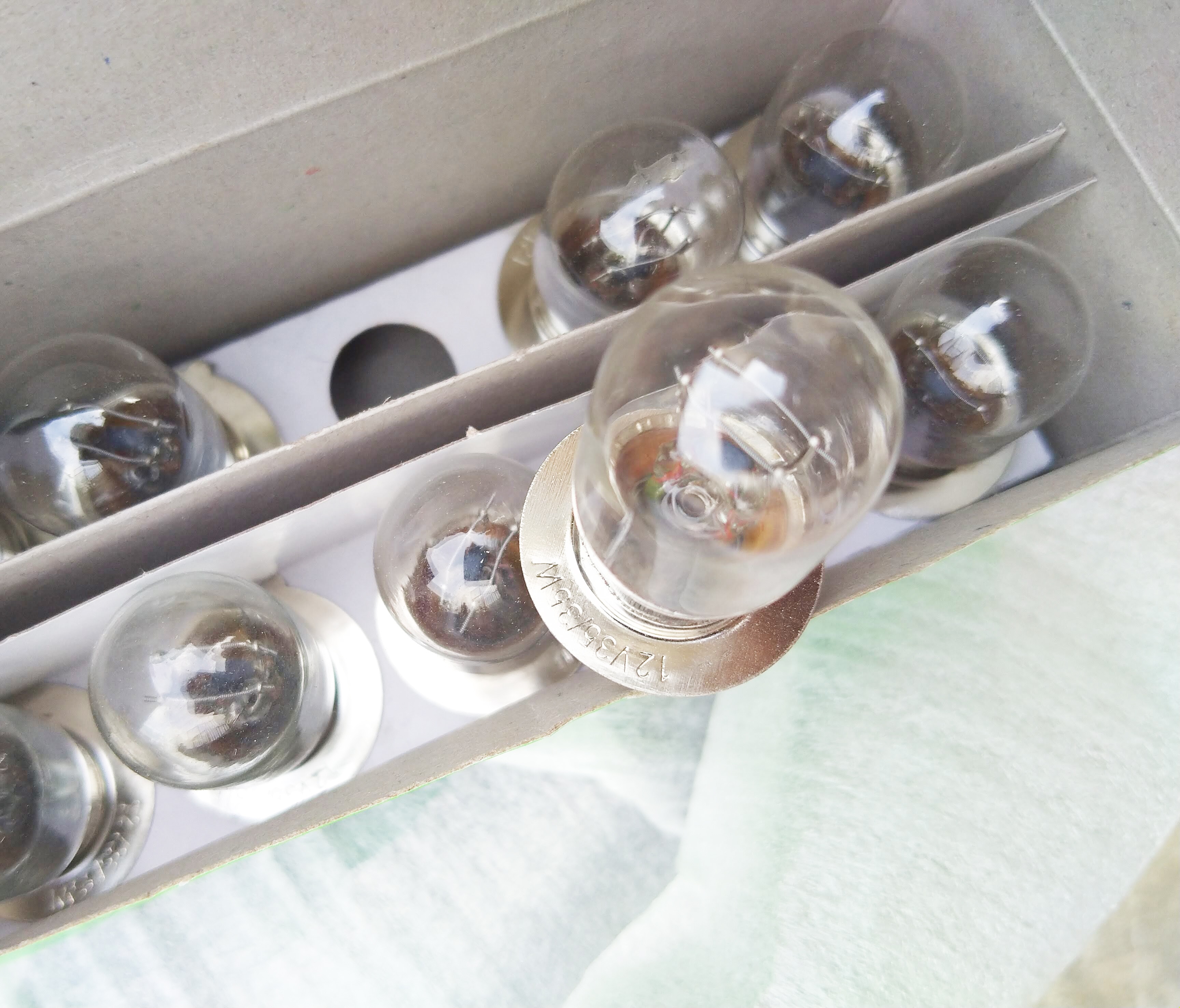 Hộp 10 bóng pha đèn xe phổ thông wave, dream, cup ....