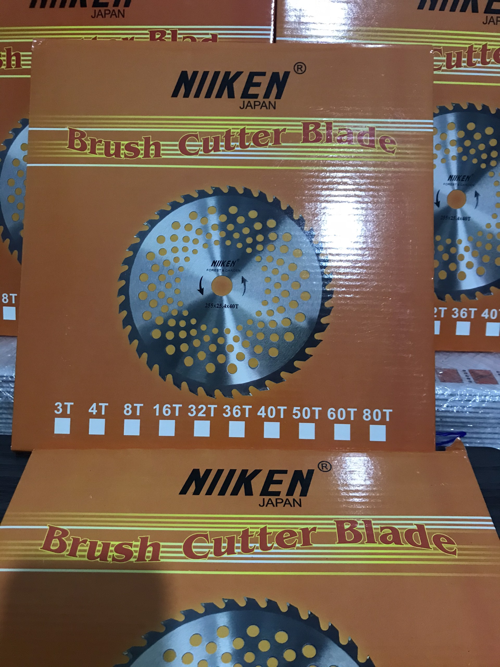 Lưỡi cắt cỏ tròn hợp kim - niken.