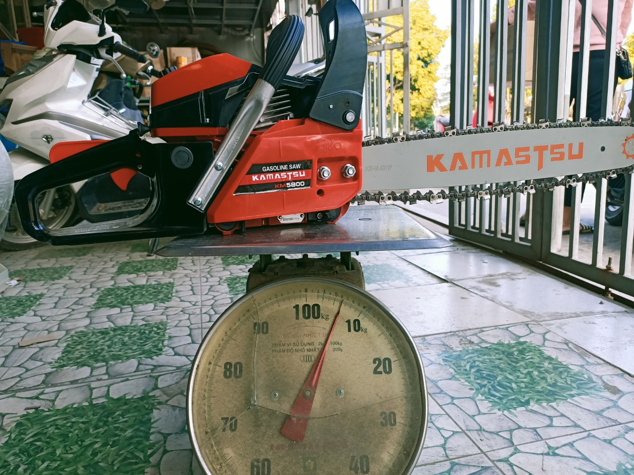 Máy cưa xích chạy xăng cực khỏe KAMATSU -5800-dùng nhông đồng tiền