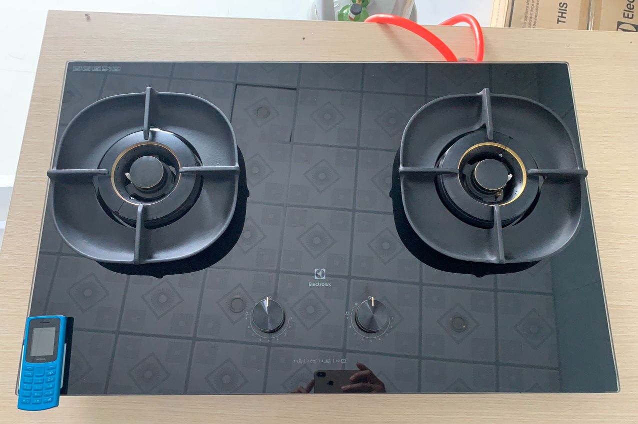 Bếp gas âm Electrolux EHG8250BC Hàng Chính hãng Trưng bày +Tặng dây gas cổ dê  -Tính năng tự động ngắt gas an toàn khi sử dụng.