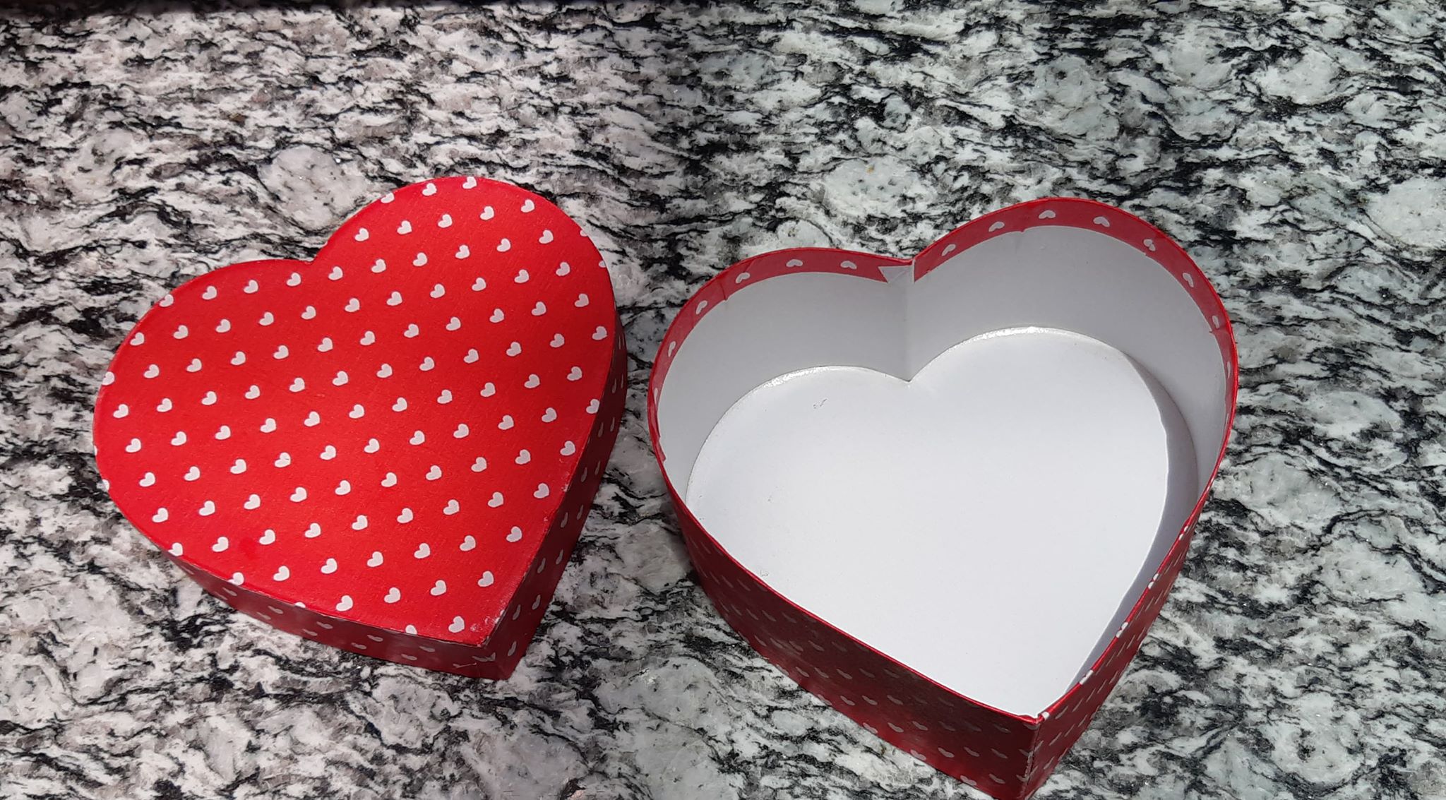 Hộp đựng quà hình tim 15 cm : 30k /cái