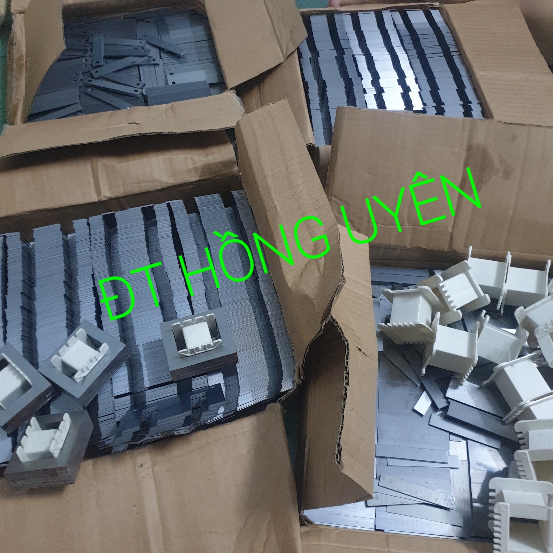 Phe biến áp 25x25 (2 bộ). Phe quấn biến áp kích cơ. Fe biến áp có cả khuôn nhựa. Lõi biến áp vuông Ei