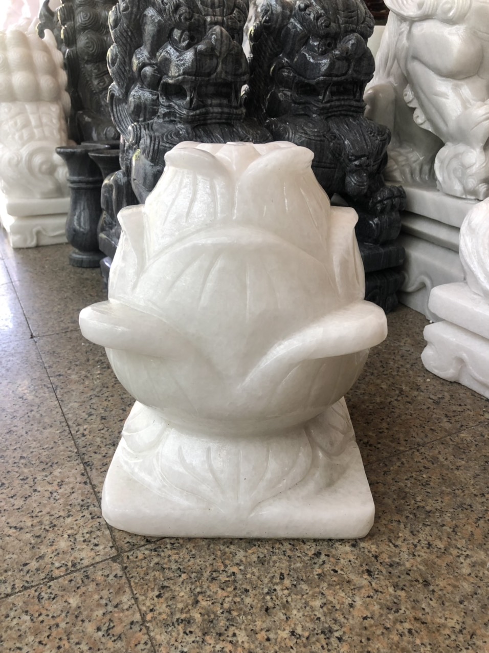 Cặp búp sen đá trang trí đá cẩm thạch trắng đế vuông trang trí mộ, đền thờ - Cao 30 cm