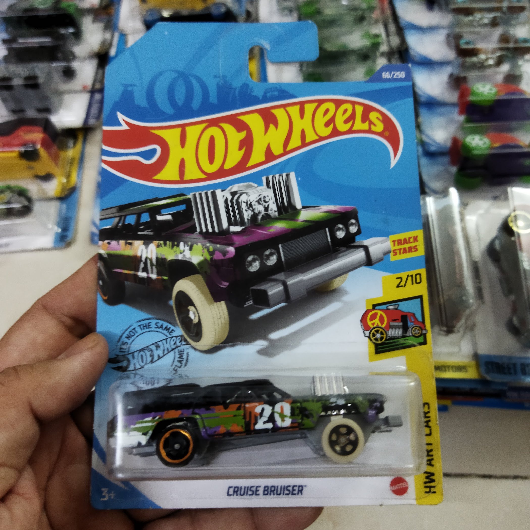 Xe Mô Hình Chính Hãng HotWheels - Cruise Bruise