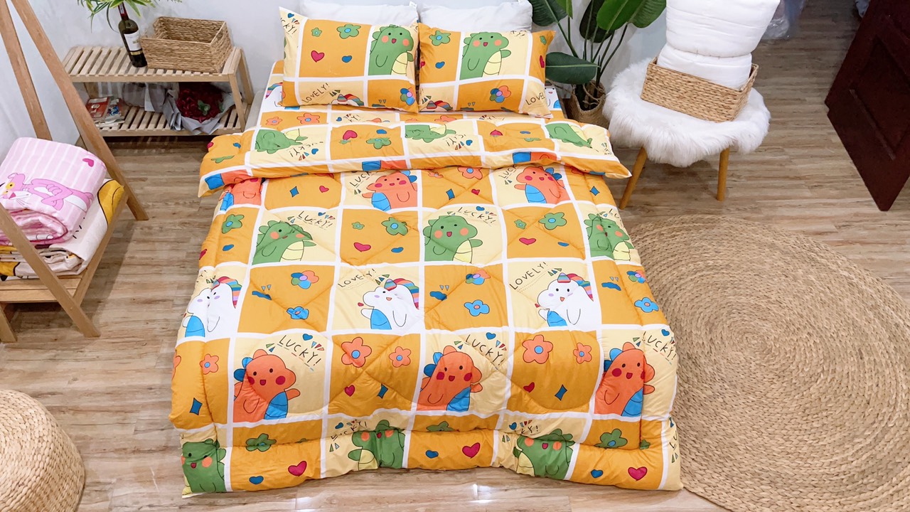 Bộ Chăn Ga Gối Cotton Poly Mẫu Khủng Long Cam Họa Tiết Cực Đẹp, Chất Liệu Cotton Poly Siêu Mềm Mịn, Thấm Hút Mồ Hôi, Không Phai Màu, Có Thể Giặt Máy
