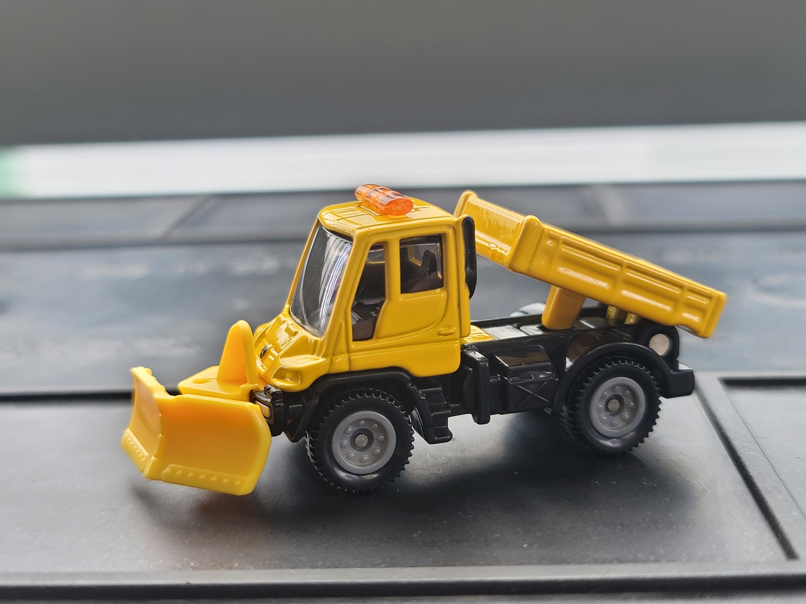 Xe mô hình Tomica (Có hộp số 22) - Xe Mercedes - Xe ủi đất màu vàng rất đẹp giá rẻ cho bé hay sưu tập