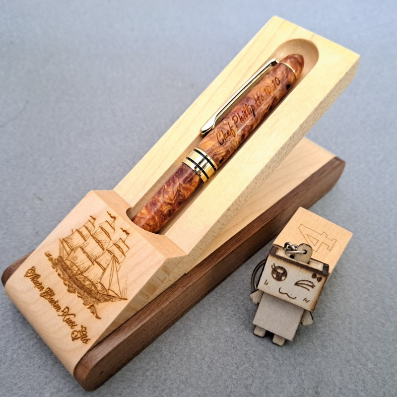 Bút cao cấp huyết long , bách xanh vân gỗ đẹp, có mùi thơm tự nhiên, khắc tên theo yêu cầu, viết dạng vặn ngòi bi 0.5 mm chuyên ký, tặng