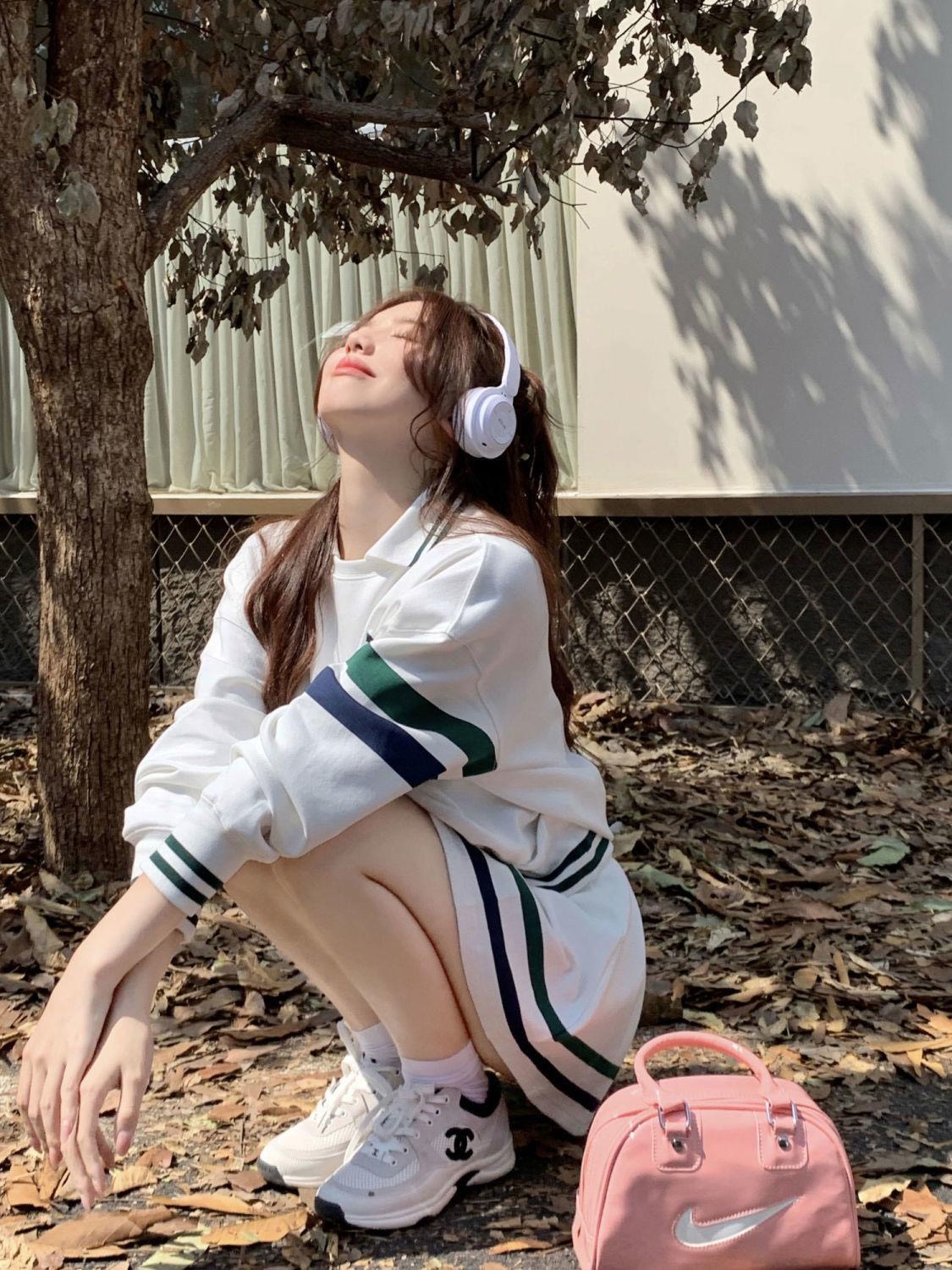 Sét bộ đồ nữ thu đông áo sweater nỉ kèm chân váy xếp ly thêu logo phối sọc xanh đen Guangzhou.Thuydung