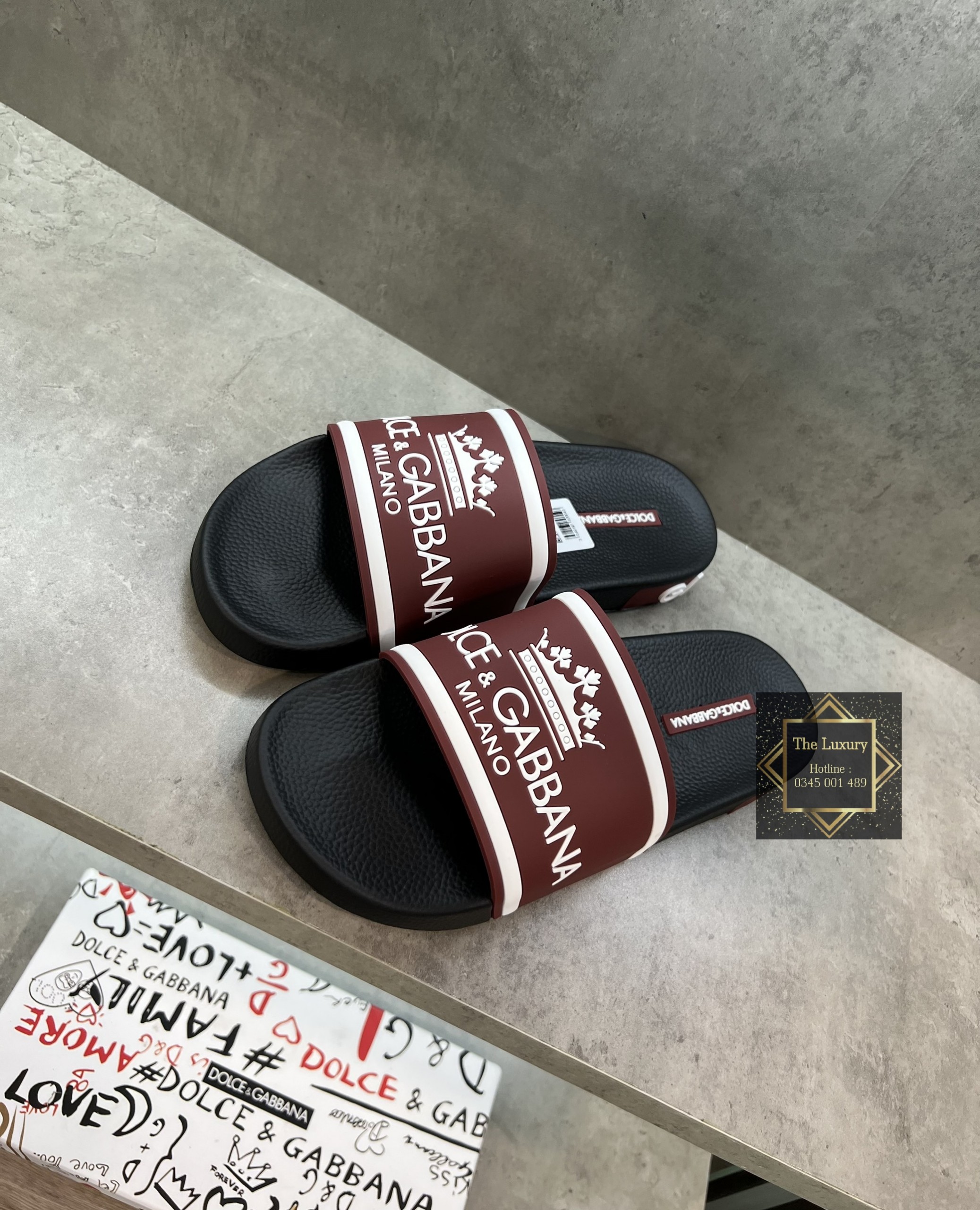 Dép lê nam quai ngang Đê Gờ đỏ mận chữ bé 1:1 ss2022 full box