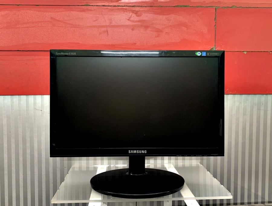 Màn hình máy tính 19 inch cũ sẵn dây cáp theo màn