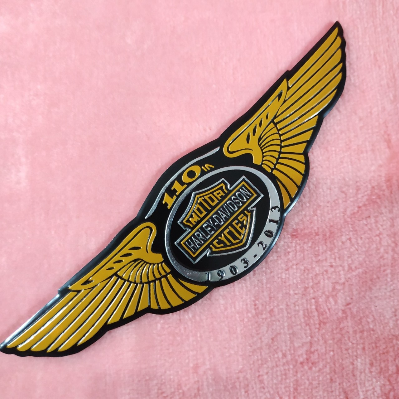 Logo Nhôm Dán Xe Harley Davidson cánh vàng 12x3.3cm