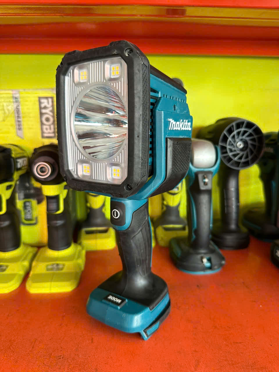 ĐÈN LED DÙNG PIN 14.4V-18V MAKITA DML812 (CHƯA PIN & SẠC). HÀNG NỘI ĐỊA ÚC 95%. BẢO HÀNH 3 THÁNG