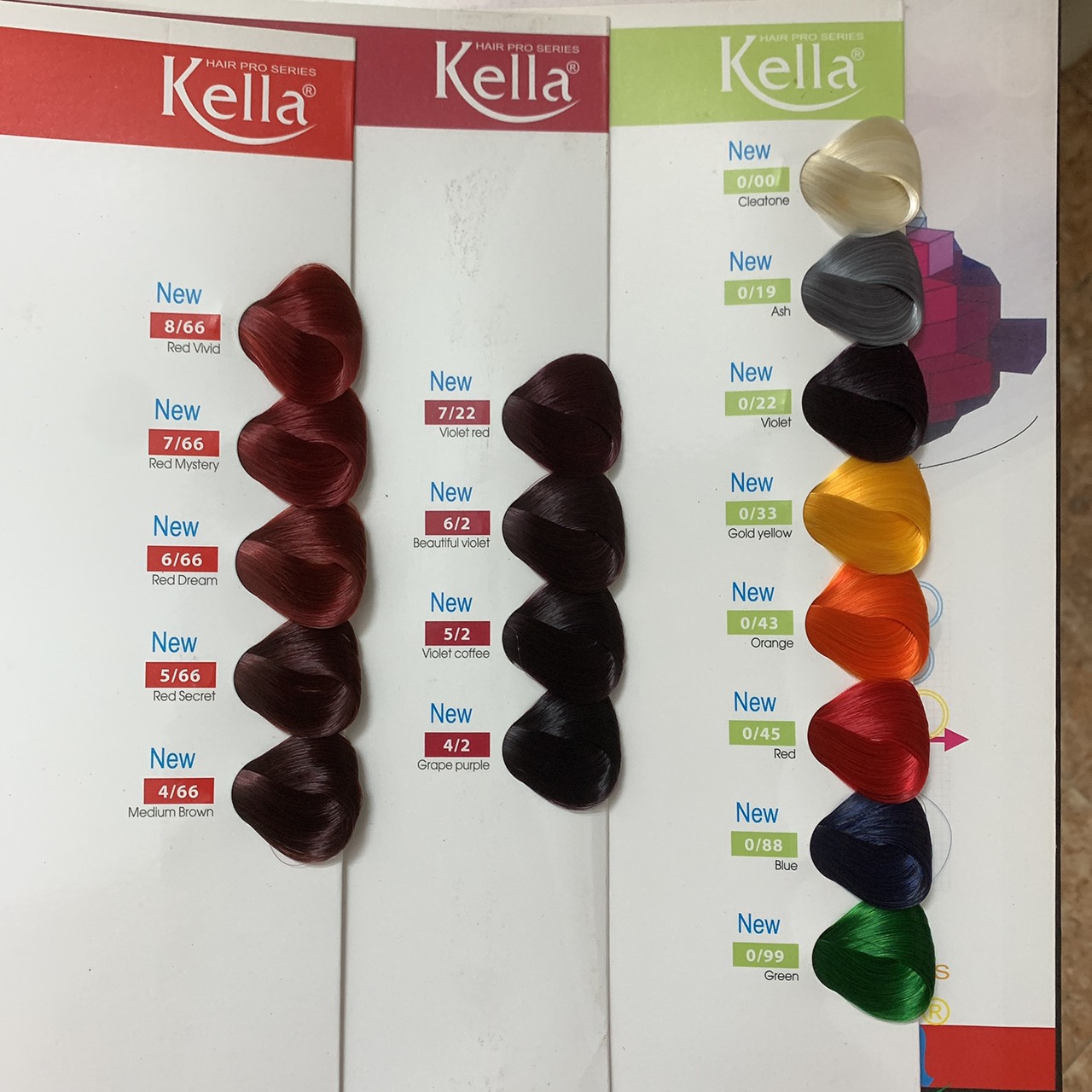 Bảng màu thuốc nhuộm tóc Kella với hơn 30 tông màu sẽ là nguồn cảm hứng cho bạn tạo nên phong cách mới mỗi ngày. Sản phẩm mang lại màu sắc tự nhiên, đồng thời không gây hại cho chính bản thân bạn cùng với khả năng nuôi dưỡng tóc tối ưu.
